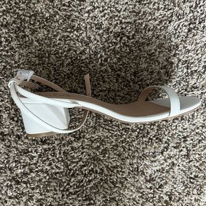 Lulus 8.5 White block sandals